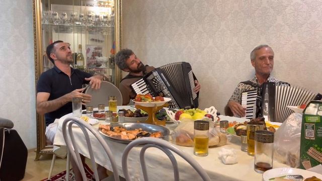 Амшенская шуточная песня « Сев эрэс@ чи джермгил пудриёв » Вачаган Икиликян