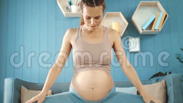 Pregnant woman feels some rumbling expansion starting смотреть онлайн