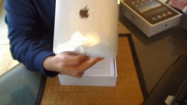 Boydo's Tech Talk - Apple iPad Wi-Fi + 3G Unboxing (Australian Launch Day) смотреть онлайн