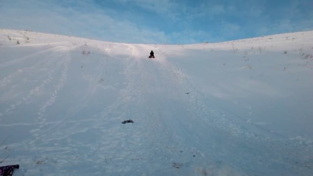 Неудачно съехал с горы.))))Омск крутая горка. смотреть онлайн