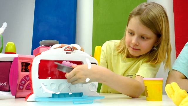 Готовим еду для Хаги Ваги и играем в Салон Красоты! Куклы Барби в видео для девочек смотреть онлайн