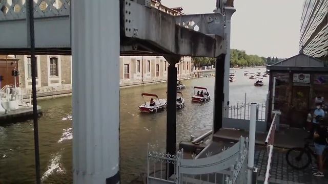 Париж, Разводной мост, Канал Урк, Прогулочные катера/Paris, Canal de l'Ourcq. смотреть онлайн