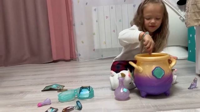 Magic Mixies Magical Misting Cauldron: волшебный котел с интерактивной игрушкой! Распаковка смотреть онлайн
