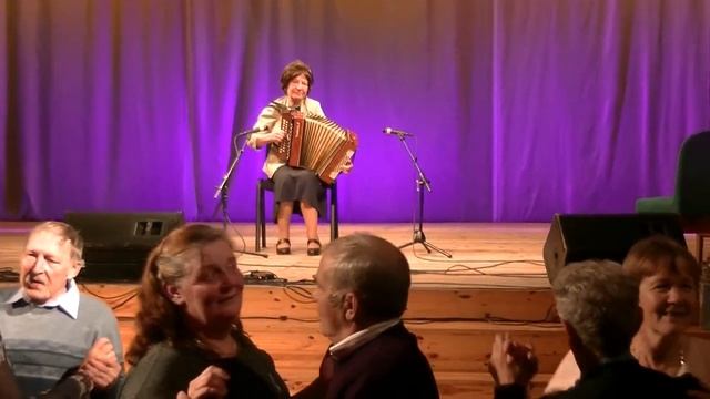 83-летняя гармонистка зажигает на гармони. смотреть онлайн