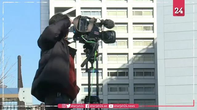 Media wait at Tokyo detention centre for Ghosn aide's release смотреть онлайн