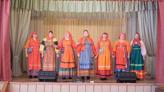 1. Русская народная песня «В лесу канарейка» 2.Старинная дворовая песня «Искры камина» 3. Частушки смотреть онлайн