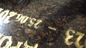 Золочение букв на граните сусальным золотом.