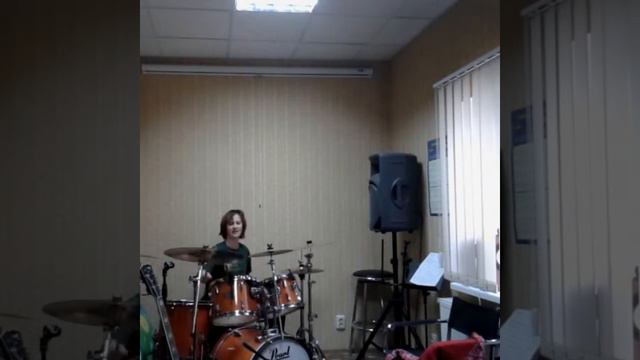 Девушка.игра на Барабанах. AC DC "BACK IN BLACK " смотреть онлайн