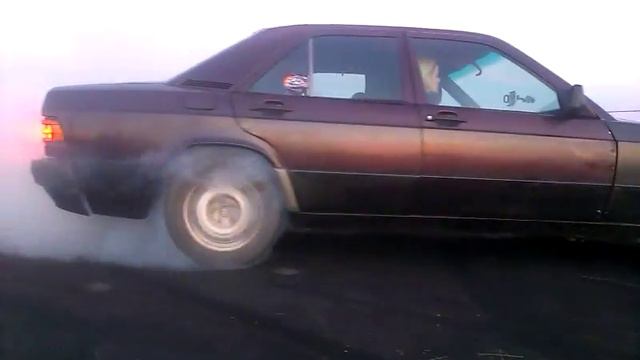 Mercedes 190 2.5 D смотреть онлайн