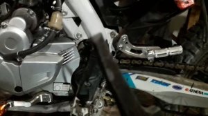 Регулировка преднатяга пружины заднего амортизатора на мотоцикле Кови Лаит 250 2021г.