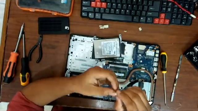 GANTI HARDISK LAPTOP TOSHIBA SATELLITE L40-A смотреть онлайн