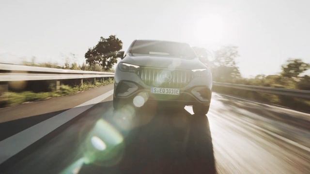 All-new Mercedes-AMG EQE 53 SUV - Driving Scenes Footage смотреть онлайн