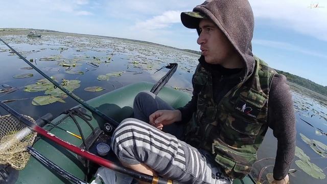 Карась на поплавок. Ловля карася в Кувшинке. Рыбалка Южный буг смотреть онлайн