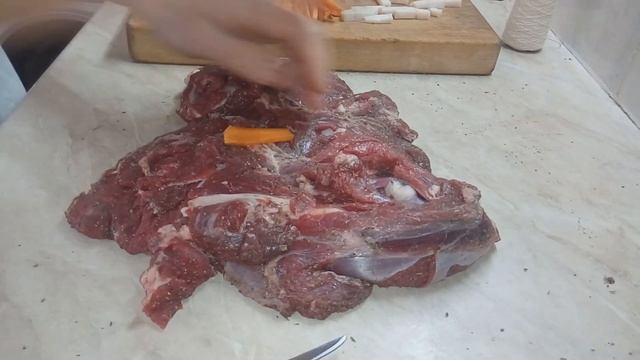 Запеченная баранья нога. Бараний окорок. Жареная баранья нога