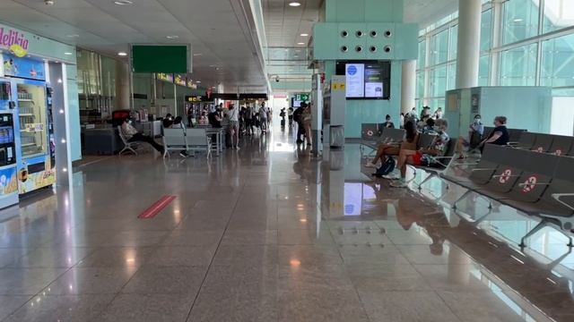 ?? Barcelona El Prat Airport (BCN) Terminal 1 Walk in 4K смотреть онлайн