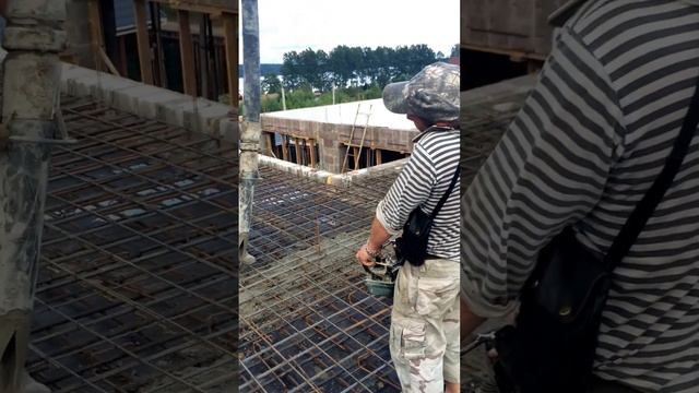 Начало заливки перекрытия - со стен и дальше смотреть онлайн