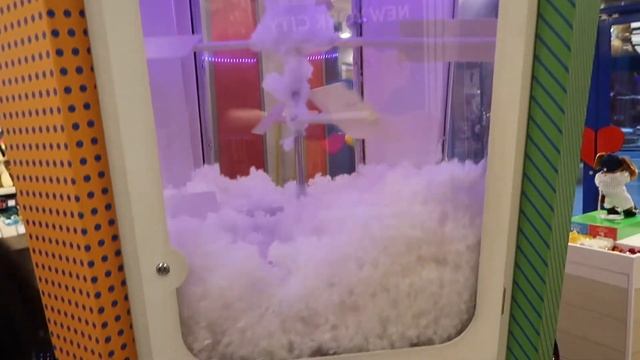 Ангелина выбирает игрушку. Заполняем мишку. Build a Bear workshop смотреть онлайн