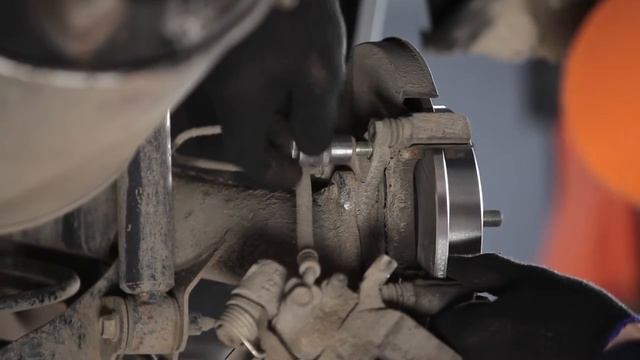 Jak vyměnit zadní brzdové kotouče, zadní brzdové destičky na HONDA JAZZ 1 [Návod] смотреть онлайн