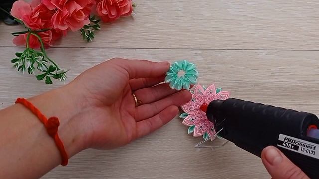 100% сочетание розового и мятного цветов в стиле канзаши.Combine pink and mint in a kanzashi style смотреть онлайн