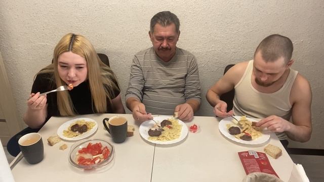 МУКБАНГ КОТЛЕТЫ С МАКАРОНАМИ | MUKBANG CUTLETS WITH MACARONI