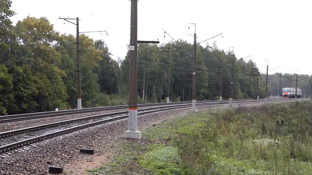 ЭП2Д 0009 на обкатке под дождём. Перегон Дедовск - Снегири Московской железной дороги. смотреть онлайн