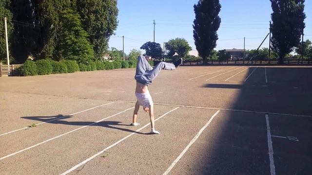 Челендж. Ходьба на руках 30 метров. Для ребят из Road to the dream смотреть онлайн