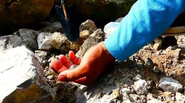 wonderful day ! How to find gold and gems mine with expert man collect so much gold-mine