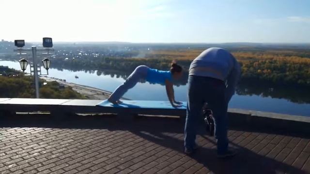 Съемки рекламного ролика. Уфа. Девушка-йог выполняет приветствие солнцу на краю обрыва смотреть онлайн