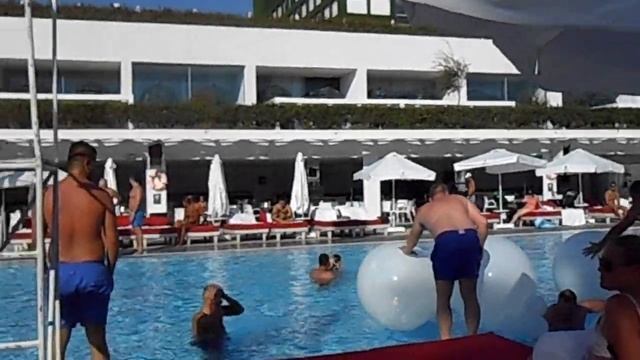 Красивая блондинка отжигает