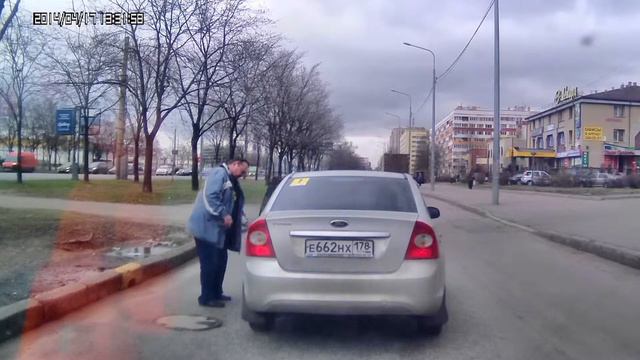 Пьяный мужчина лезет на дороге в чужую машину смотреть онлайн