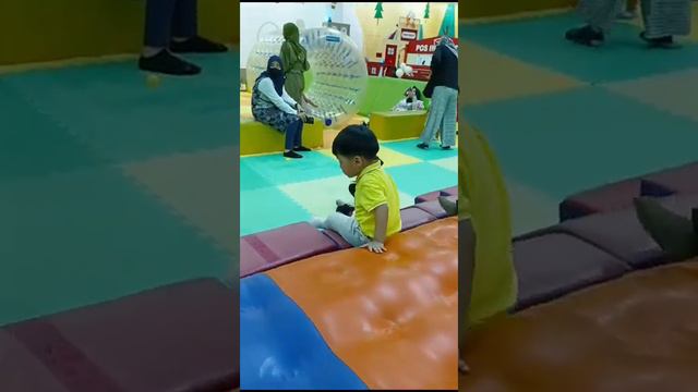 Child boy raffaza is very happy play on matras at PI on Sunday evening, October 22nd, 2023. смотреть онлайн