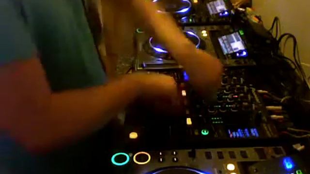 DJ Travis 3 deck 12 min tear up mix video - Part 1 смотреть онлайн