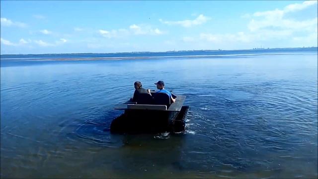 Гусеничный вездеход Уралец первый заплыв.Homemade all-terrain vehicle floats смотреть онлайн