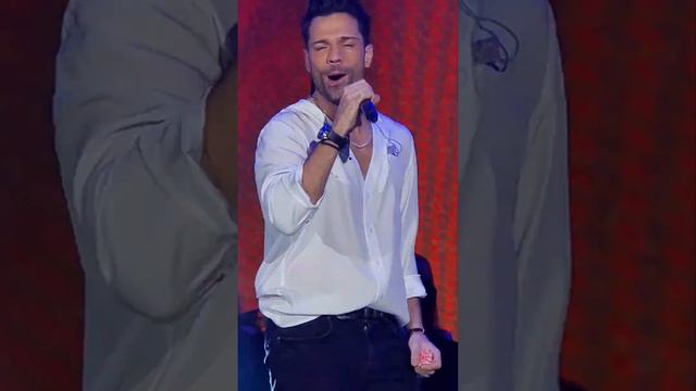 Konstantinos Argiros in a string of hits Theatro Music Hall смотреть онлайн