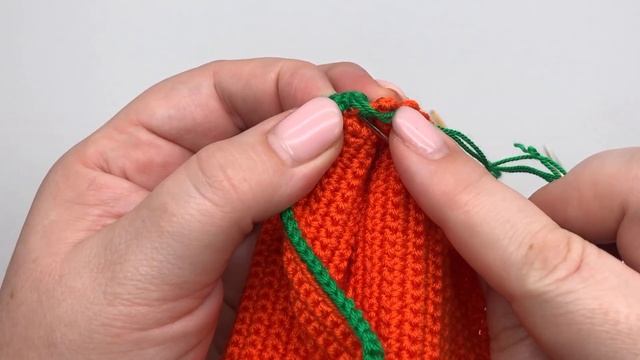 Как аккуратно завершить вязание при вязании крючком по кругу | Fastening off in the invisible way смотреть онлайн