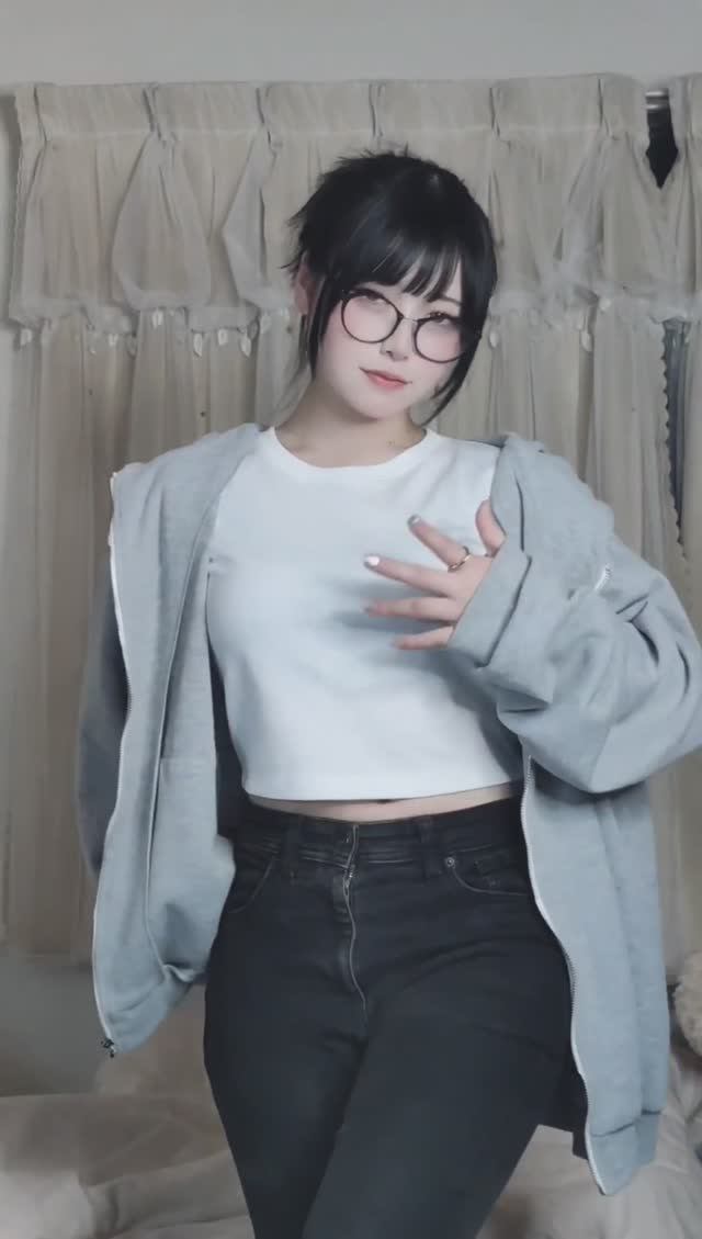 Милая девушка танцует смотреть онлайн