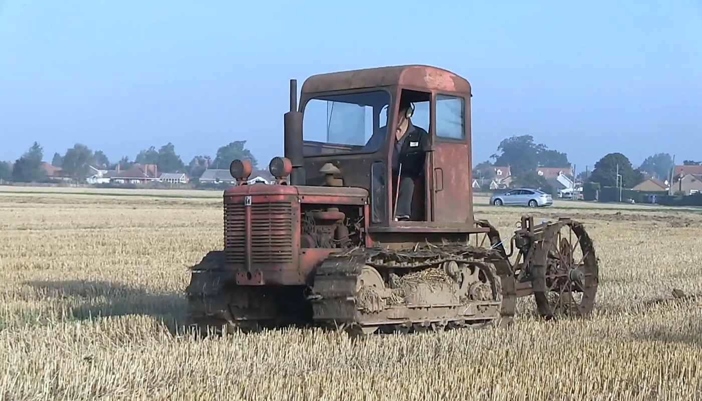 Нашли гусеничный трактор 1947 года. Дизельный двигатель, мощностью 39 л.с. смотреть онлайн