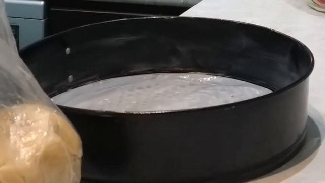 Песочный пирог с клубникой и творожной начинкой. смотреть онлайн