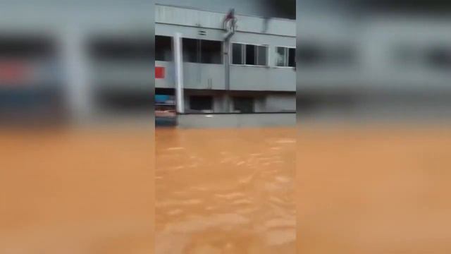 Apocalypse in India! Devastating flooding and landslides hit Kerala! смотреть онлайн