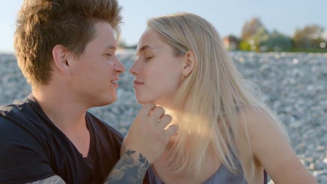 ОГОНЁК - сл А Фальковский муз исполняет композитор Юрий Рухлинский смотреть онлайн