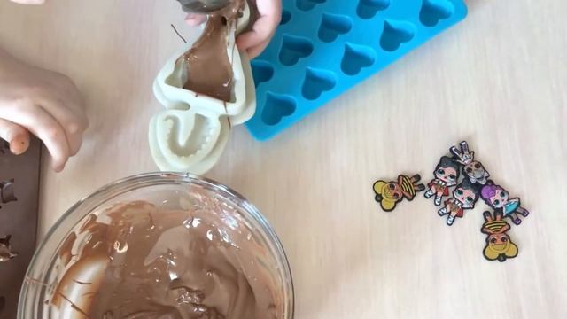 Шоколадные фигурки, открываем киндеры лол и расплавляем шоколад. смотреть онлайн