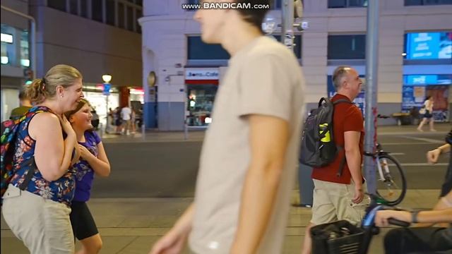 РОЗЫГРЫШ БУШМЕНА: ПУГАЕТ ЛЮДЕЙ НА УЛИЦЕ ГРАН-ВИА ЧАСТЬ 1 смотреть онлайн