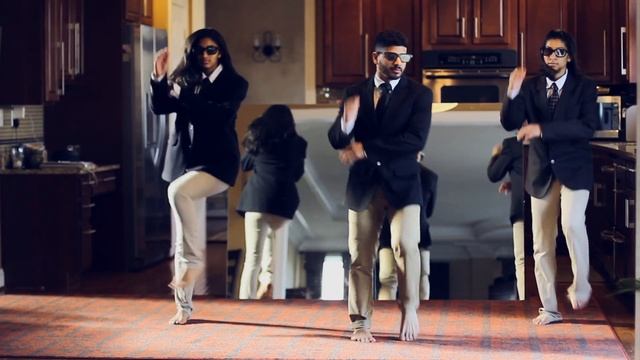 Men in Black dance for Aunt Rekha смотреть онлайн