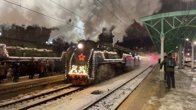 Торжественное отправление «Поезда Деда Мороза» с Белорусского вокзала под тягой ДВУХ паровозов! смотреть онлайн