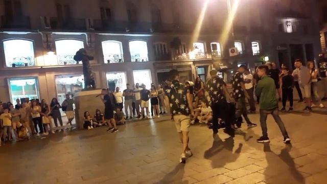 Fantastic Acrobate Show in Puerta de Sol, Madrid, Spain смотреть онлайн