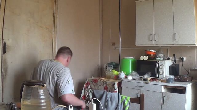 заменяю старую розетку на 2 новые/ друг сделал на потолке новую лампочку с патроном смотреть онлайн