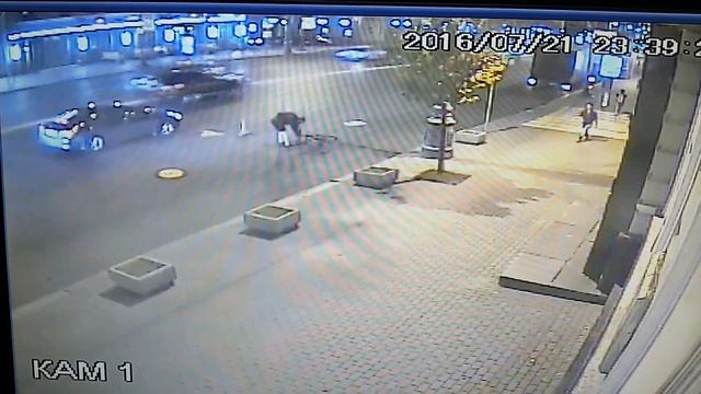 Велосипедист врезался в дорожные знаки смотреть онлайн