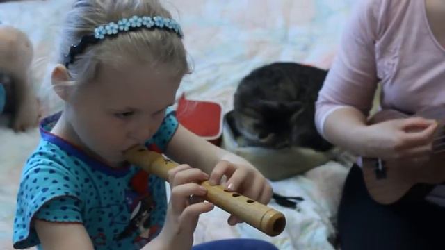 Маша импровизирует на флейте/муз.развитие дома смотреть онлайн