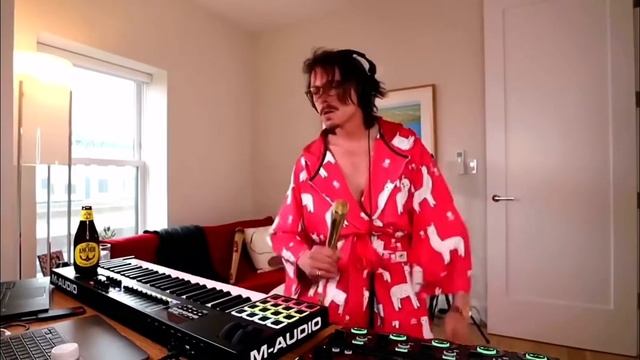 GET UP YOUR BED BITCH GO смотреть онлайн