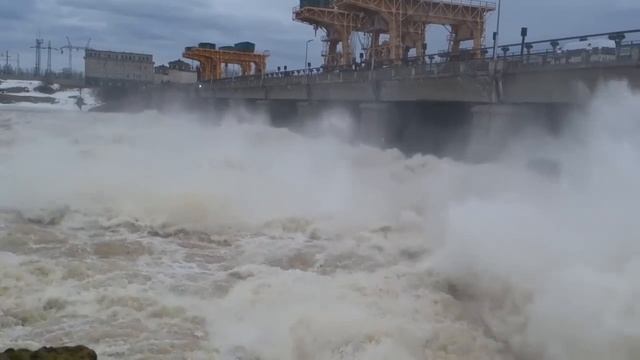 Потоп в Дубне. Плотина на Иваньковском водохранилище смотреть онлайн